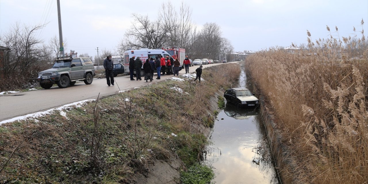 Sürücüsü kalp krizi geçiren otomobil su kanalına devrildi