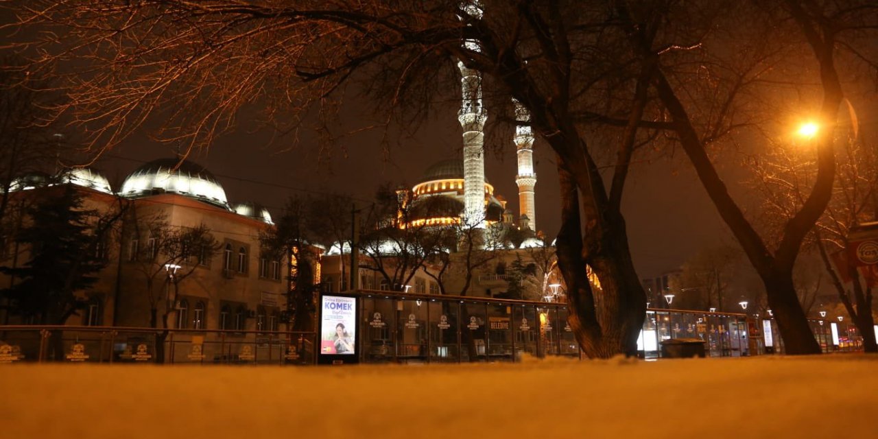 Konya kent merkezine beklenen kar düştü