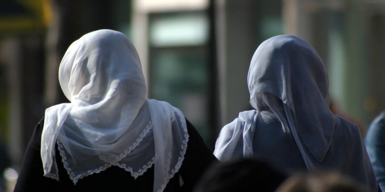 Fransa'da iktidar partisinden 2 milletvekili 18 yaşından küçük kızlara başörtüsü takmayı yasaklamak istiyor