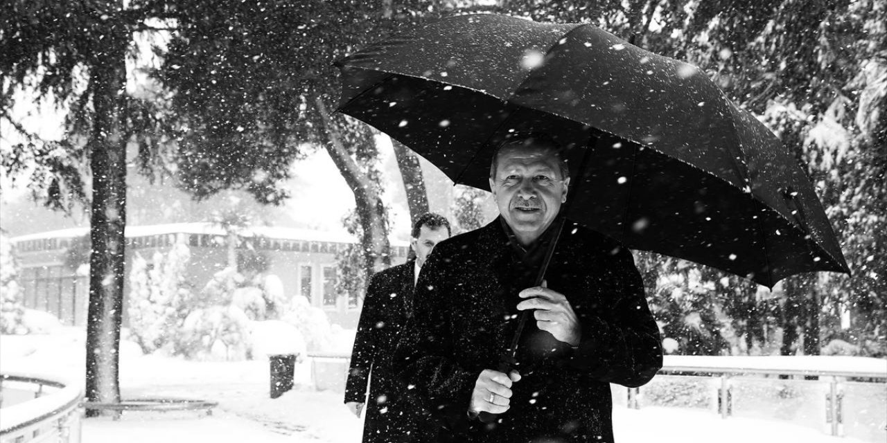 Cumhurbaşkanı Erdoğan'dan kar altında yürürken fotoğraf paylaşımı