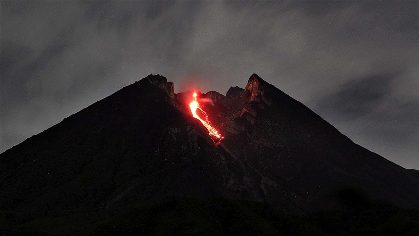 Merapi Yanardağı son 6 saatte 36 kez lav püskürttü