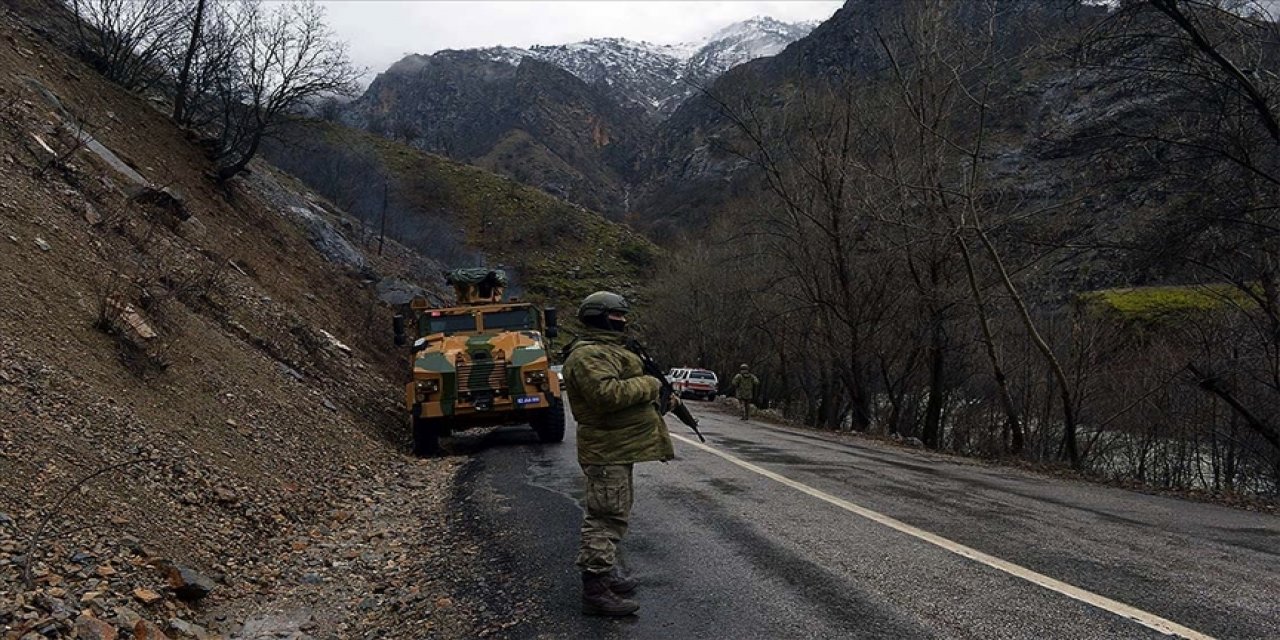 PKK'da 28 yıldır faaliyet yürüten örgüt mensubunun da bulunduğu 5 terörist ikna yoluyla teslim oldu