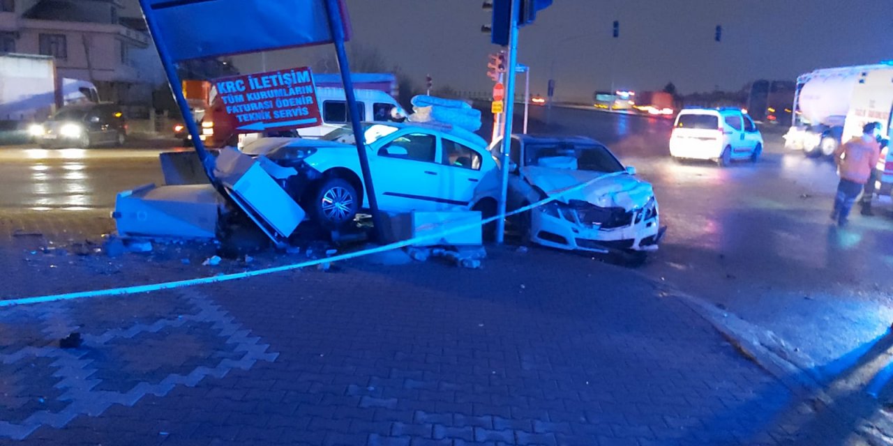 Konya’da sokağa çıkma kısıtlamasında 2 araç çarpıştı: 3 yaralı! Trafo zarar görünce bölge karanlığa gömüldü