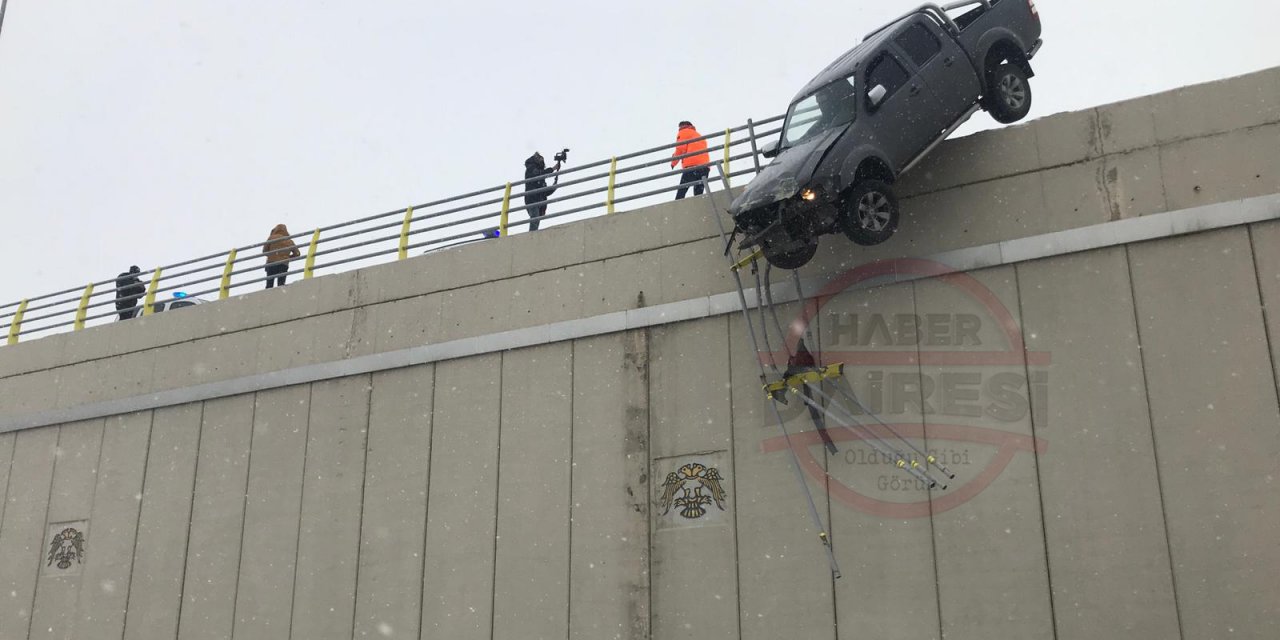 Son Dakika: Görüntü Konya’dan! Bariyere çarpan araç köprüde asılı kaldı