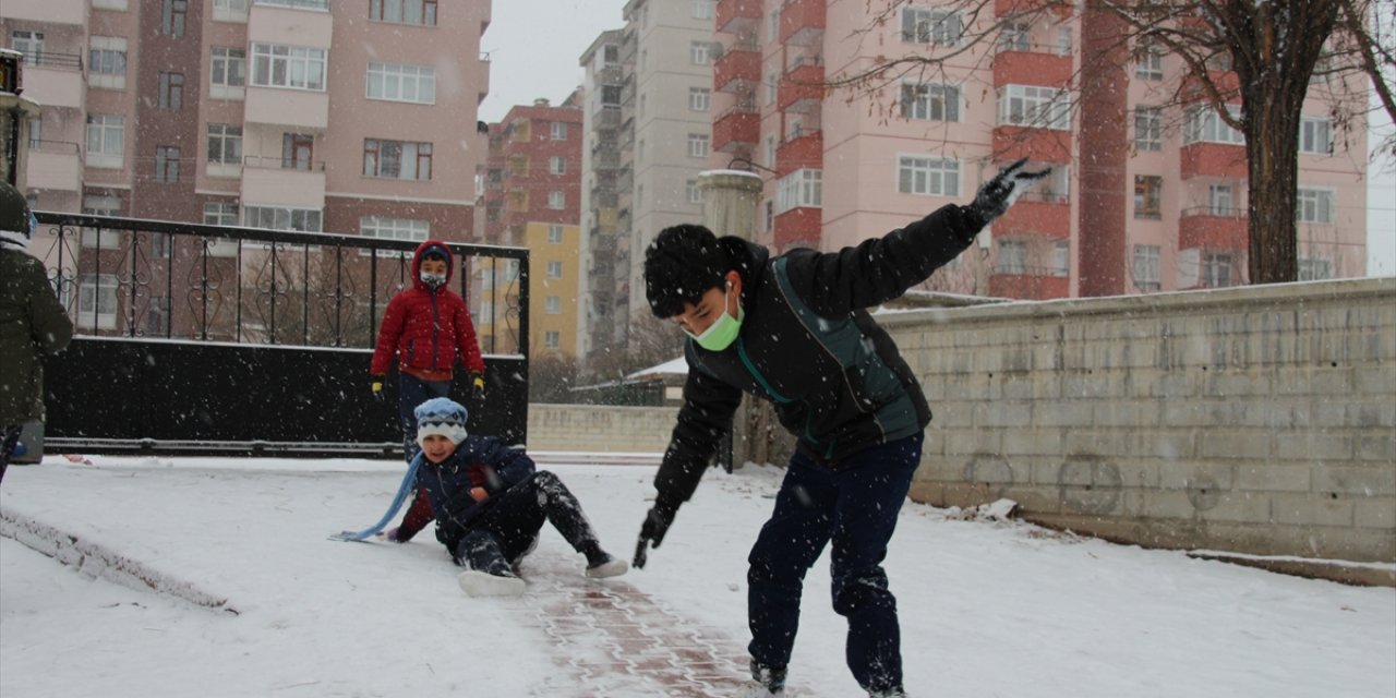 Konya'da kar yağışı etkili oluyor! Çocukların kar mutluluğu