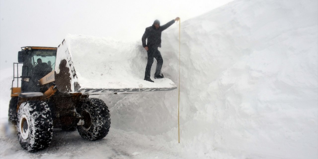 Kalınlığı 5 metreye ulaşan kardan kapanan yolları açmaya çalışıyorlar