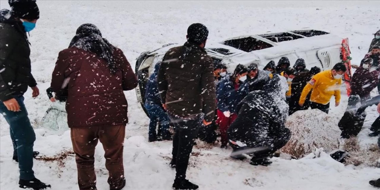 Kar yağışıyla birlikte kazalar da peş peşe geldi! Devrilen iki minibüsteki 22 kişi yaralandı