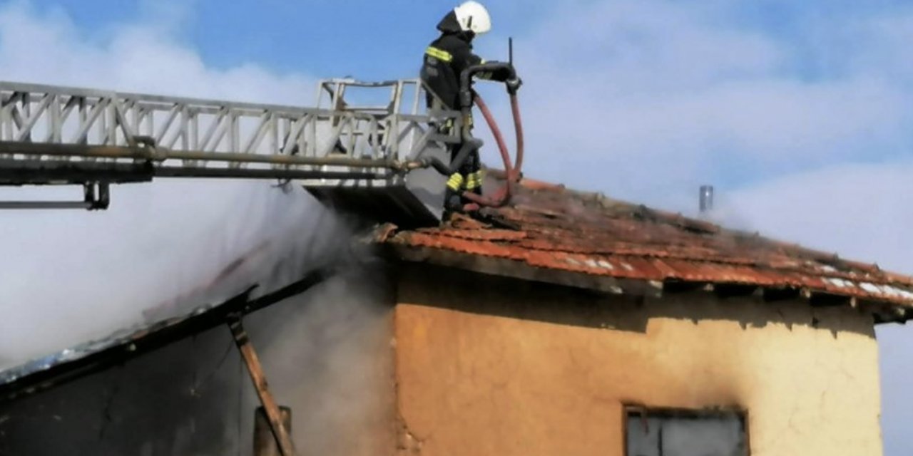 Konya’da sobadan çıkan yangın evi kül etti! 3 kişi hastaneye kaldırıldı