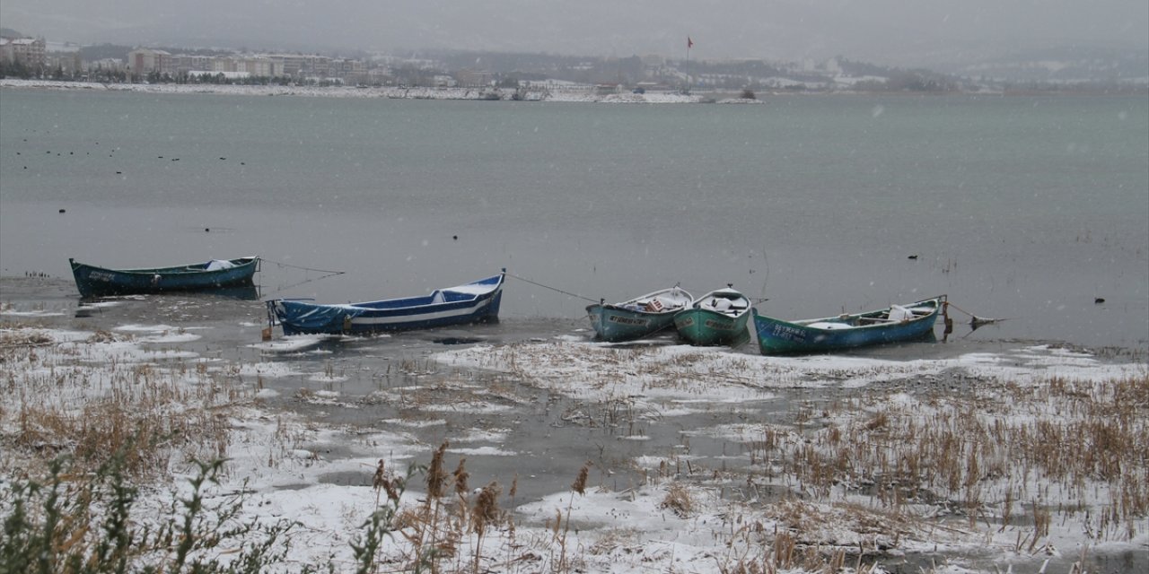 Beyşehir Gölü'nde balıkçılar avlanmaya çıkamadı! Sıfırın altında 8 derece