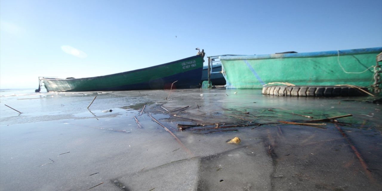 Beyşehir Gölü'nün kıyıları dondurucu soğuklardan kısmen buz tuttu