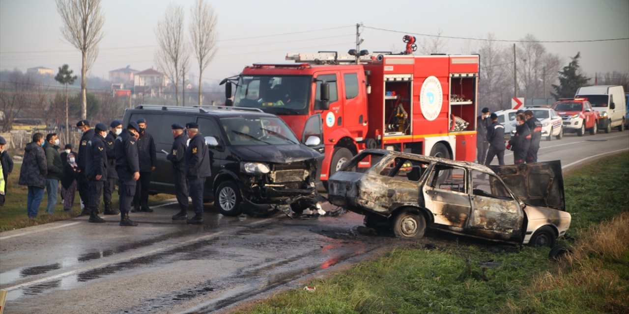 Minibüsle çarpışan otomobilde yangın çıktı: 1 ölü, 3 yaralı