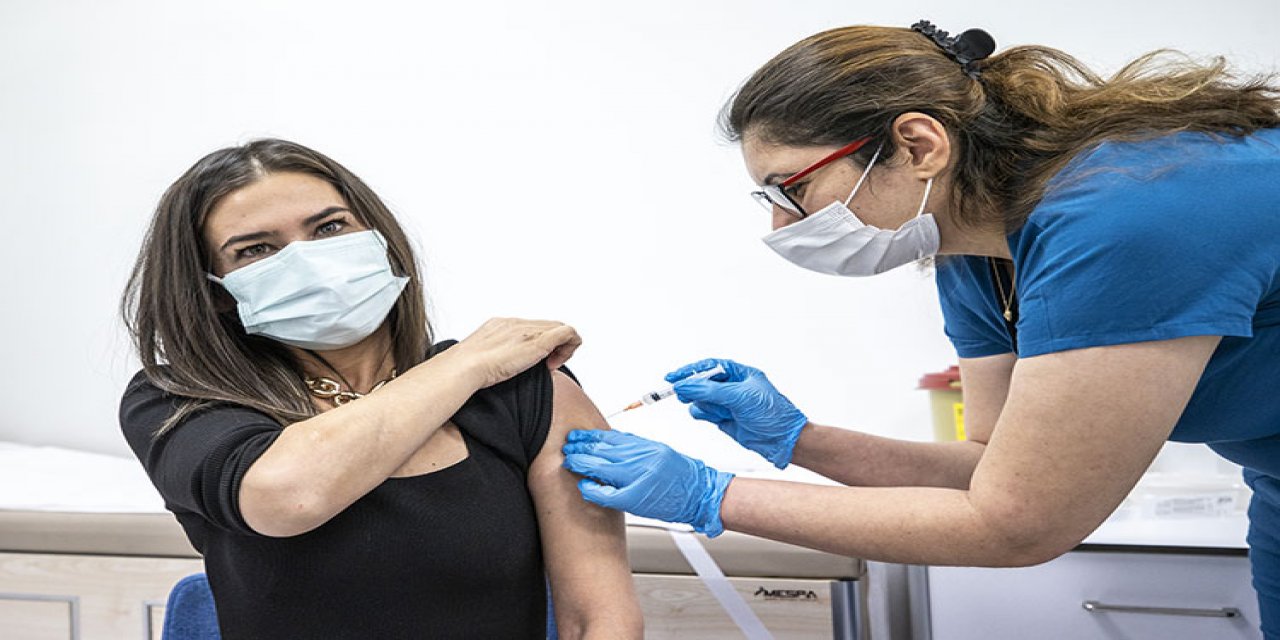 Türkiye'de eczane çalışanlarına Kovid-19 aşısı yapılıyor