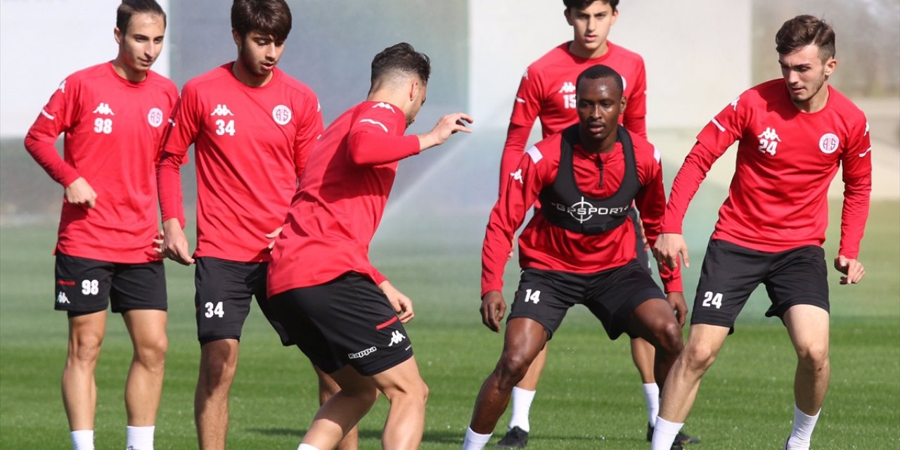 Son 4 maçtır yenilmeyen Antalyaspor, Konya'da bu seriyi sürdürmek istiyor