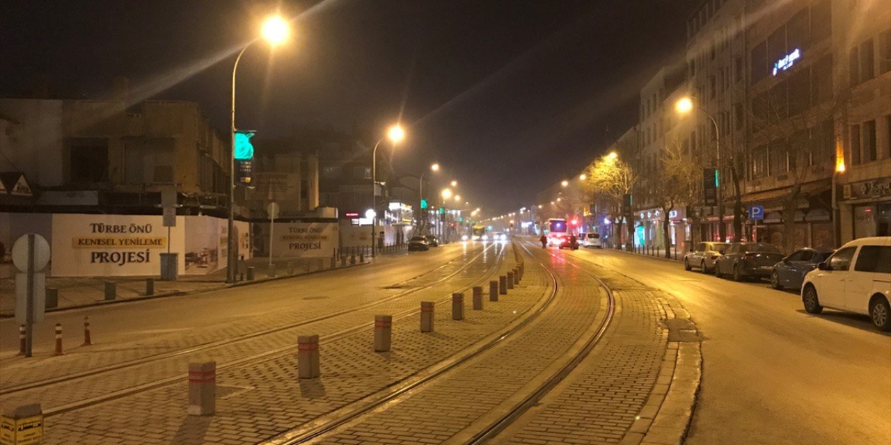 Konya'da cadde, sokak ve meydanlar boşaldı