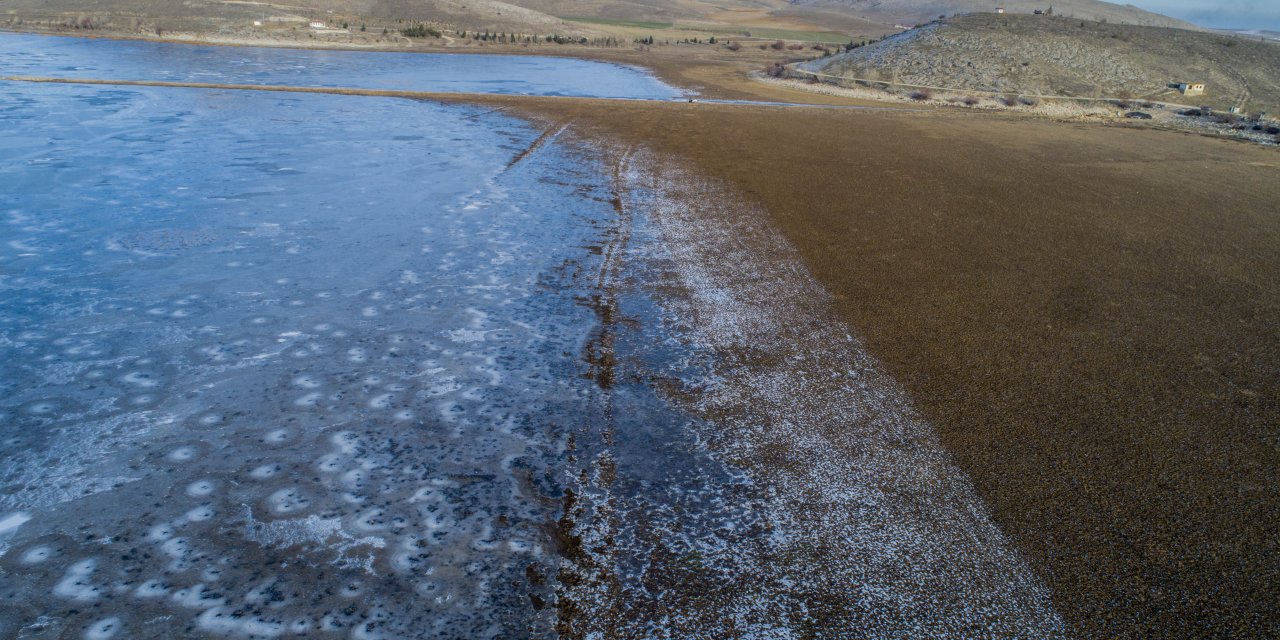 Konya'daki göl bilinçsiz sulama ve kuraklık nedeniyle can çekişiyor