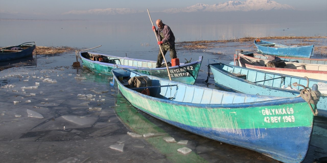 Kıyıları donan Beyşehir Gölü'nde balıkçılar buzları kırarak ava çıkabiliyor