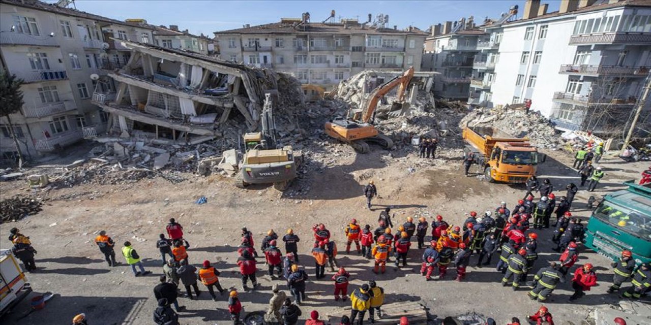 Bakan Kurum, Elazığ depreminde hayatını kaybedenleri andı