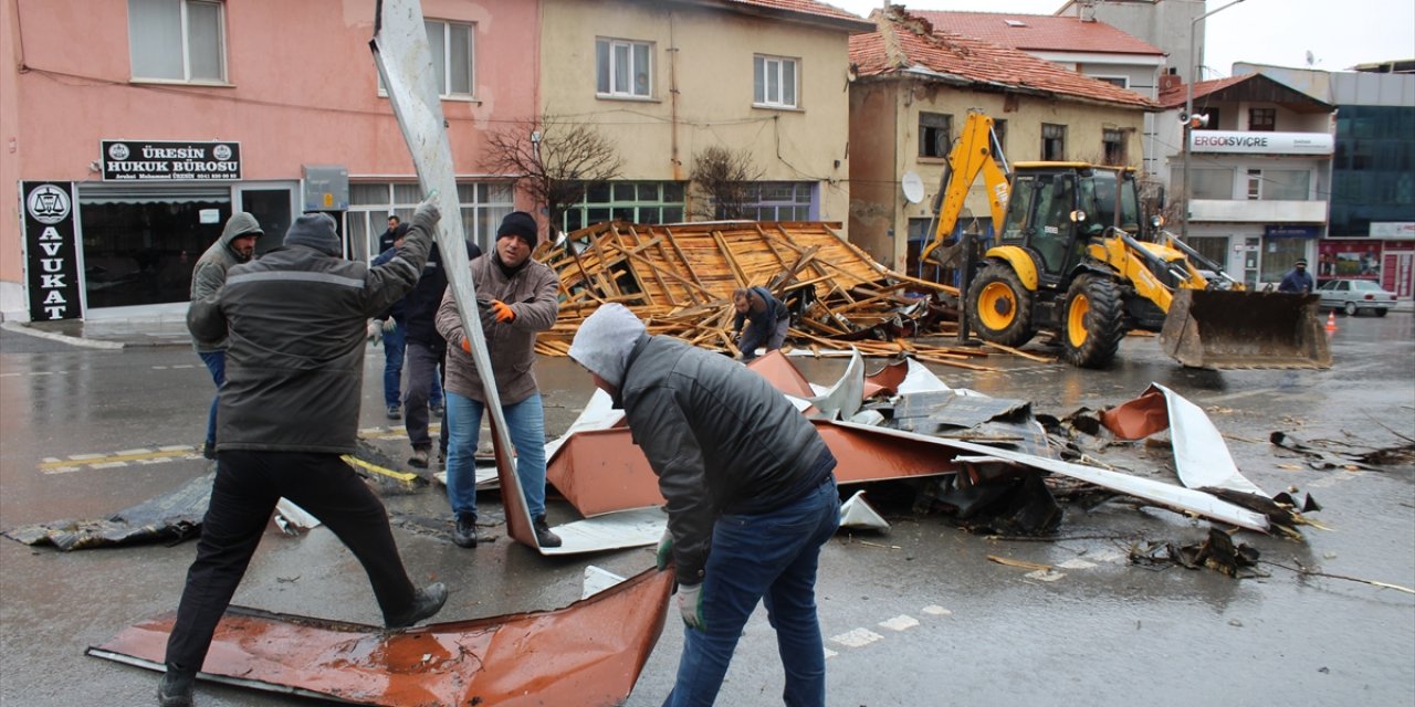 Konya'da şiddetli rüzgar adliye binasının çatısını uçurdu