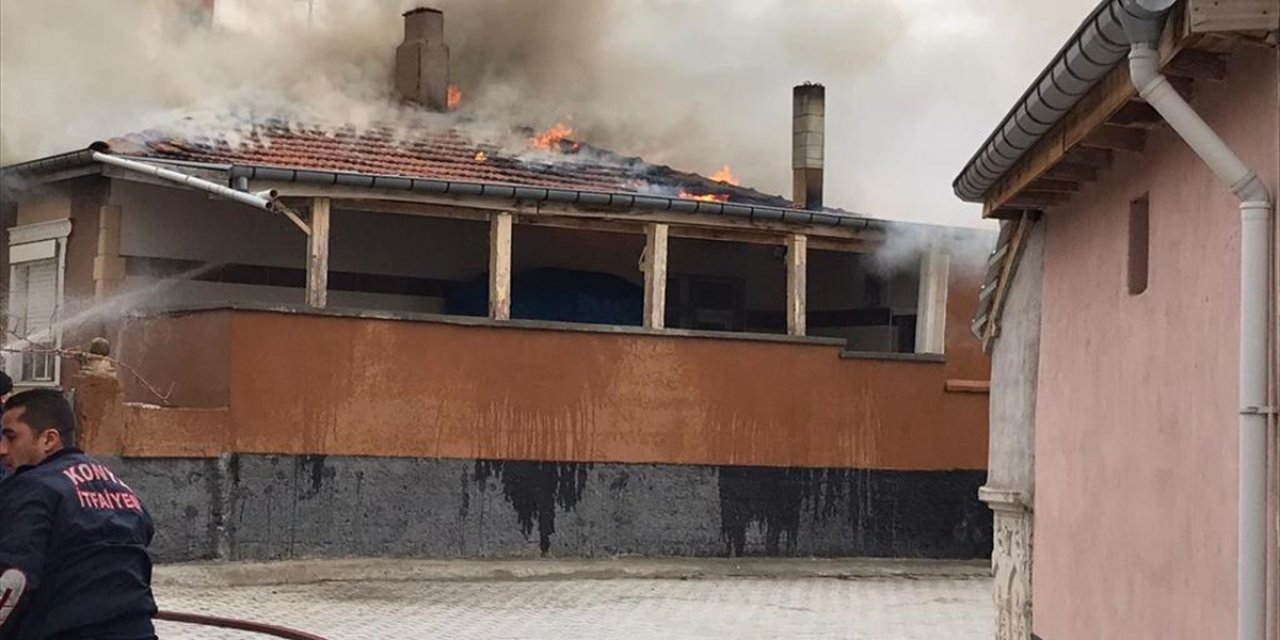 Konya'da yangın paniği! Bacadan çıkan alevler tüm çatıyı sardı
