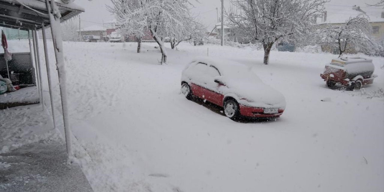 İlçe beyaza büründü! Yoğun kar yağışı nedeniyle sürücüler zor anlar yaşadı