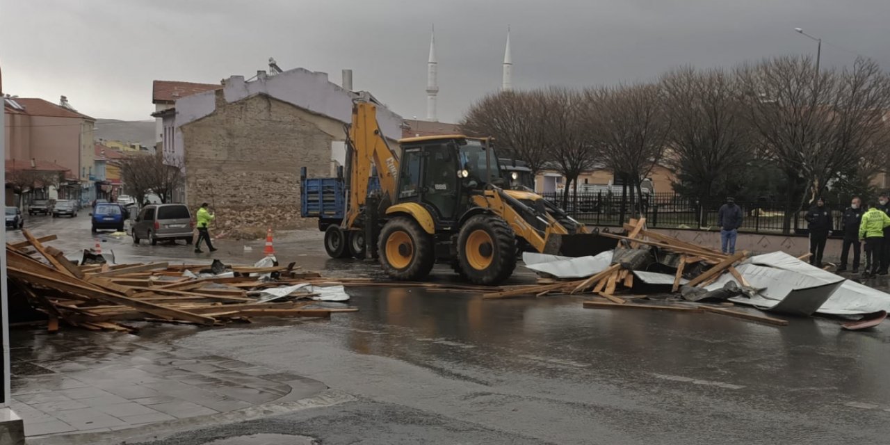 Konya’da fırtına çatıları uçurdu, odunlukları yıktı: 2 yaralı