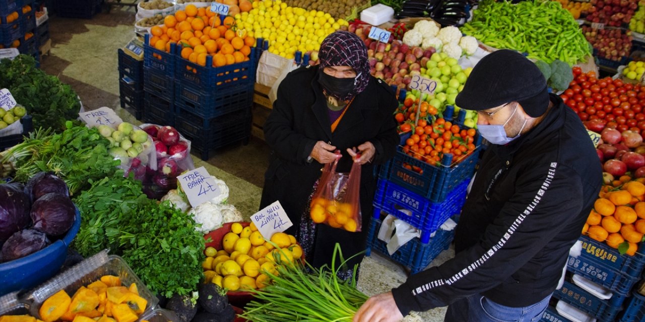 Konyalı Nazife nine eşine duyduğu özlemle Kadınlar Pazarında "vasiyet" nöbeti tutuyor