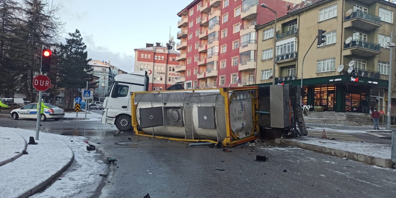 Konya Seydişehir’de TIR, ilçe merkezinde buzlanma nedeniyle devrildi
