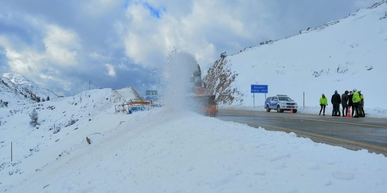 Kar altındaki Konya- Antalya kara yolunda son durum! Ekipler çalışıyor