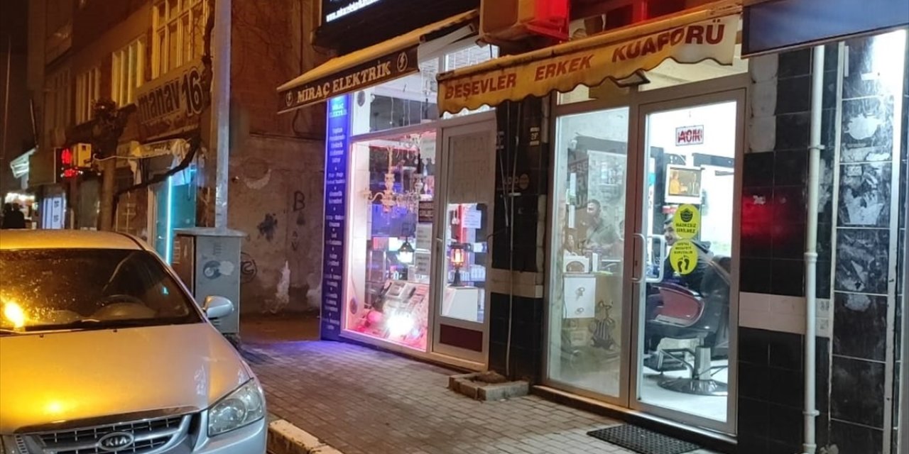 Husumetlisine sıktı, manavda alışveriş yapan kadını da vurdu