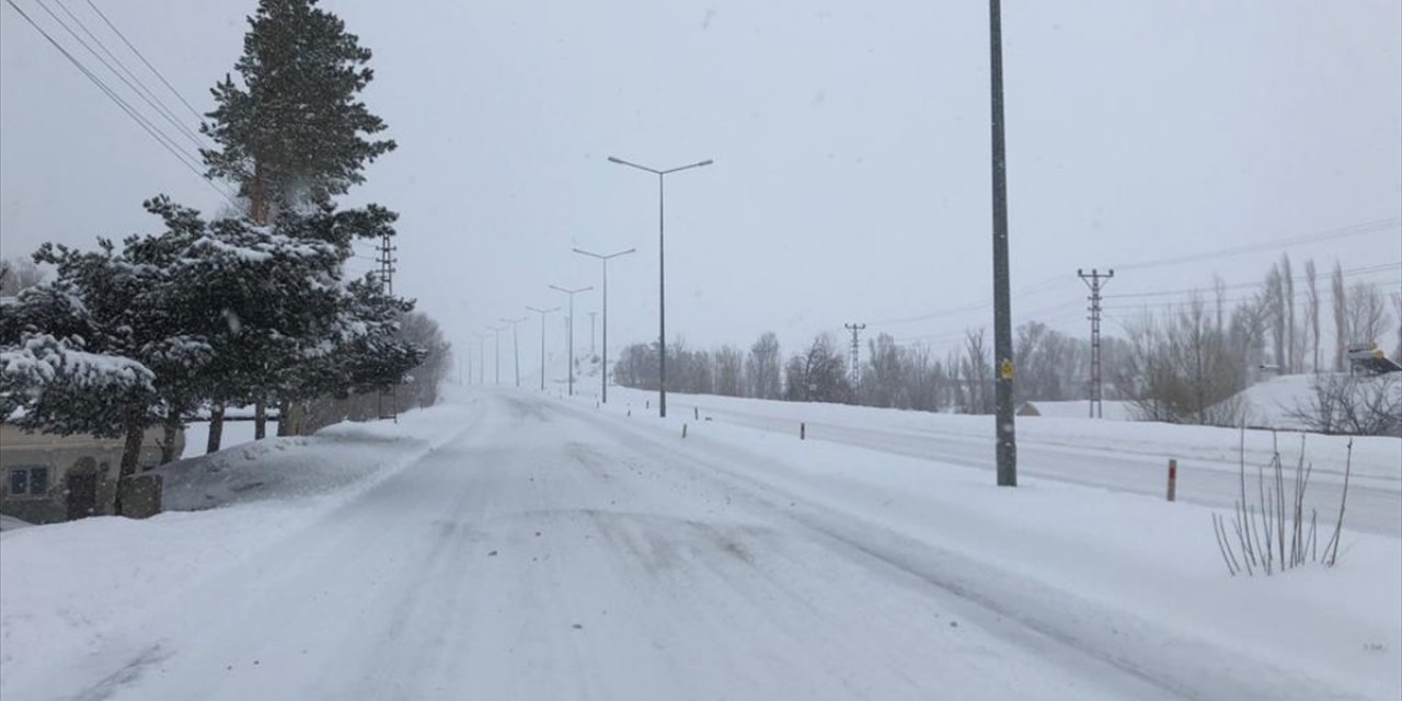 Yoğun kar yağışı nedeniyle kentteki 438 köye ulaşım sağlanamıyor