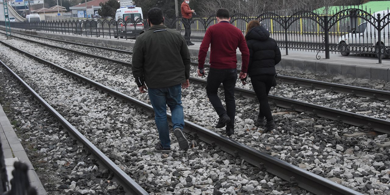 Konya'da seferleri durduran olay! Sevgilisini göremeyince tramvay hattına girdi