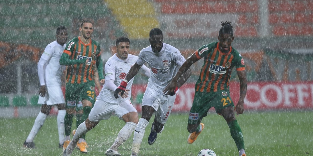 Alanyaspor-Sivasspor maçı yoğun yağış nedeniyle ertelendi