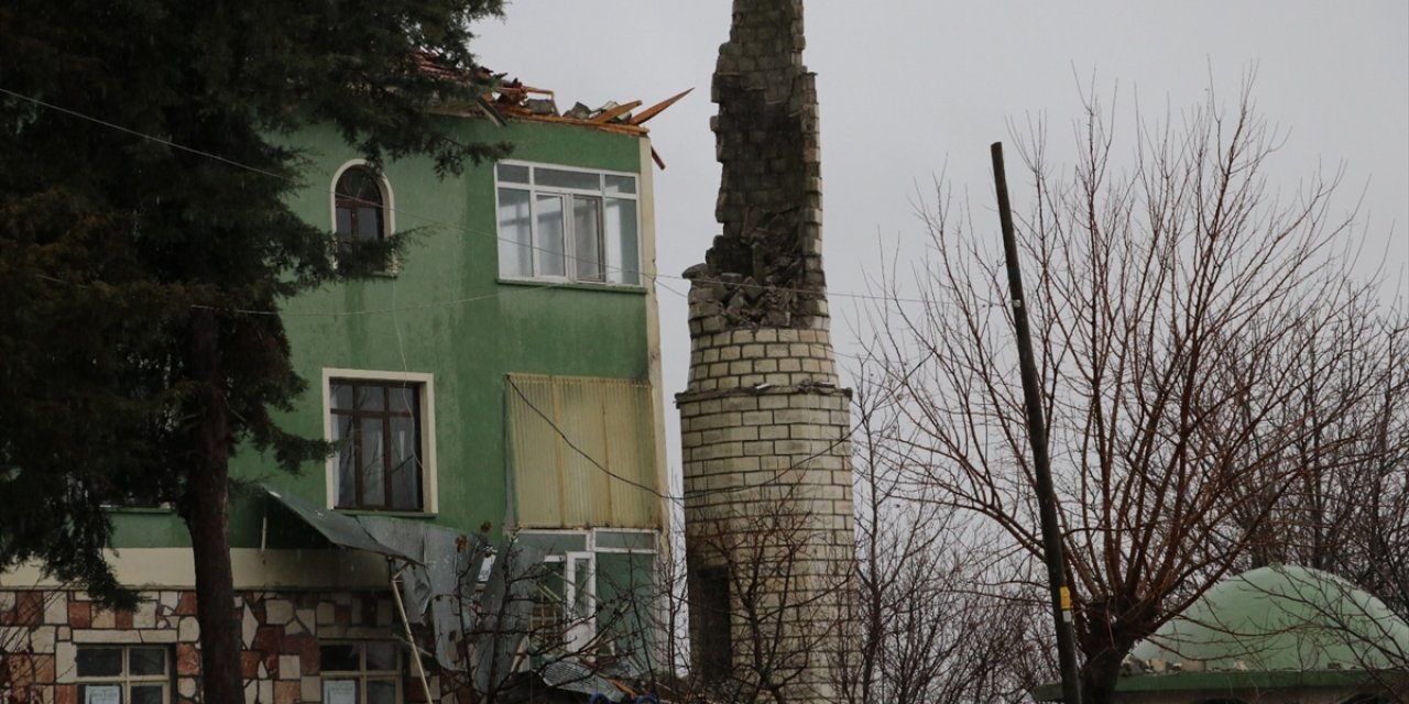 Yıldırım düşen minare yıkıldı