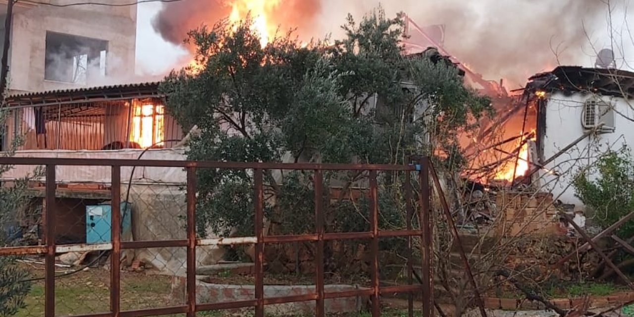 Kızı ve damadı seraya gittiği sırada evinde yangın çıkan yatalak yaşlı kadın kurtarılamadı