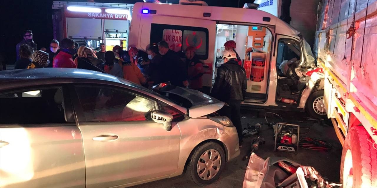 Zincirleme kaza! Ambulans, tır ve otomobil birbirine girdi: 8 yaralı