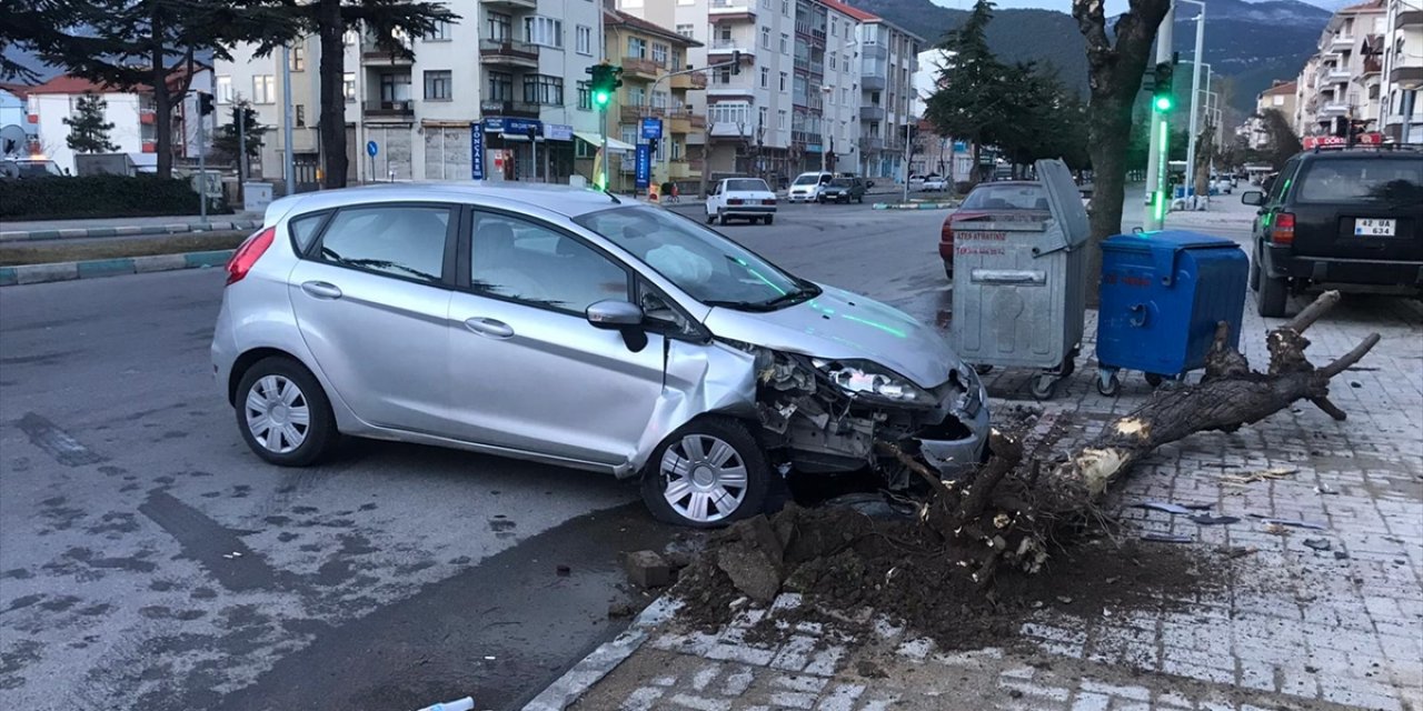 Konya’da otomobil düz yolda ağaca çarptı, kadın sürücü yaralandı
