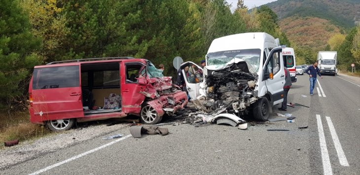 İki minibüs çarpıştı: 1 ölü, 15 yaralı