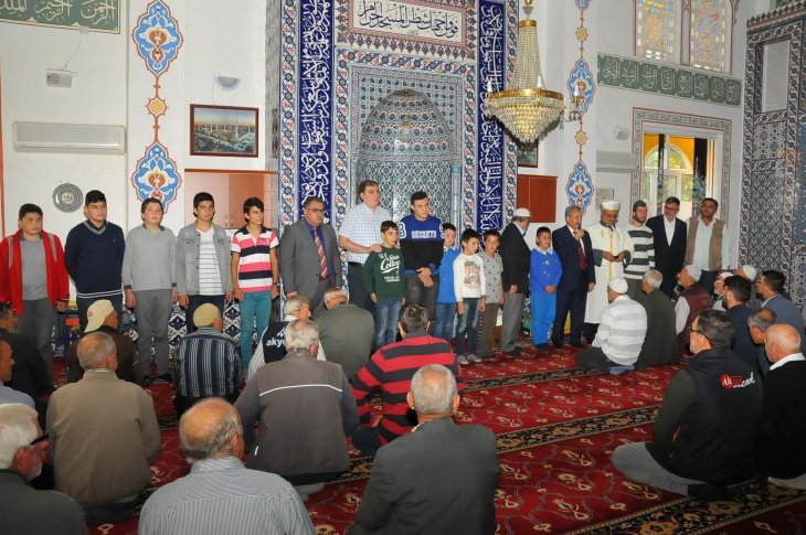 Camiye giderek namaza başlayan çocukları belediye ödüllendirdi