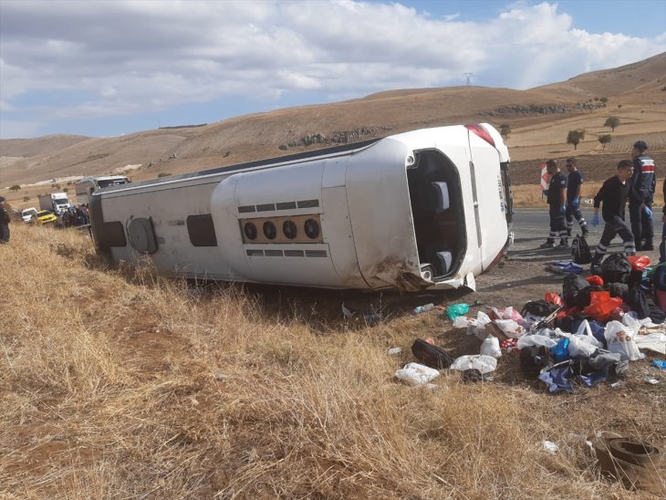 Afyon-Konya yolunda tur otobüsü devrildi: 1 ölü, 30 yaralı