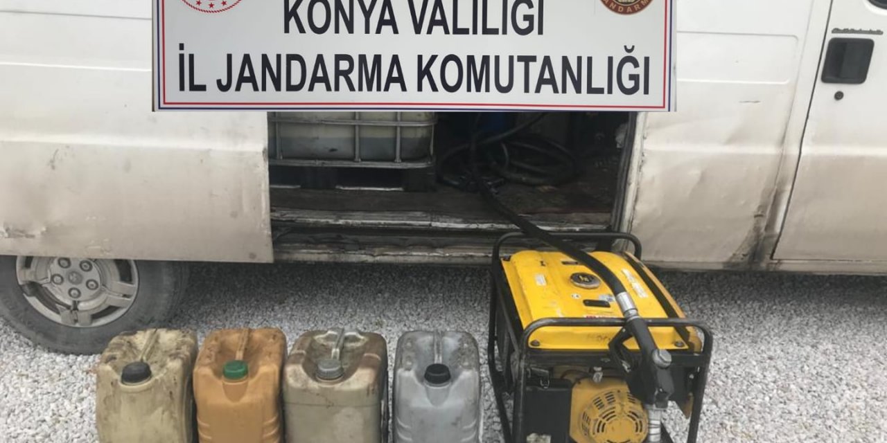 Konya’da jandarma şüphe üzerine bir TIR ve minibüste arama yaptı, litrelerce kaçak akaryakıt buldu