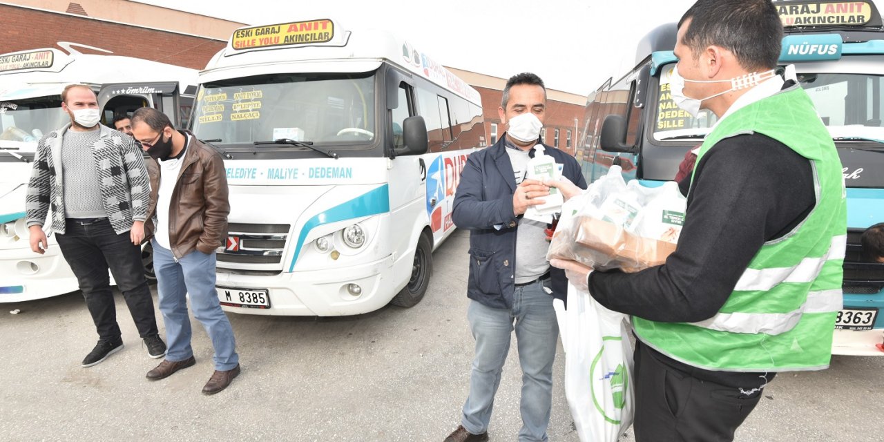 Karatay Belediyesi taksici ve dolmuşçu esnafına hijyen seti dağıttı