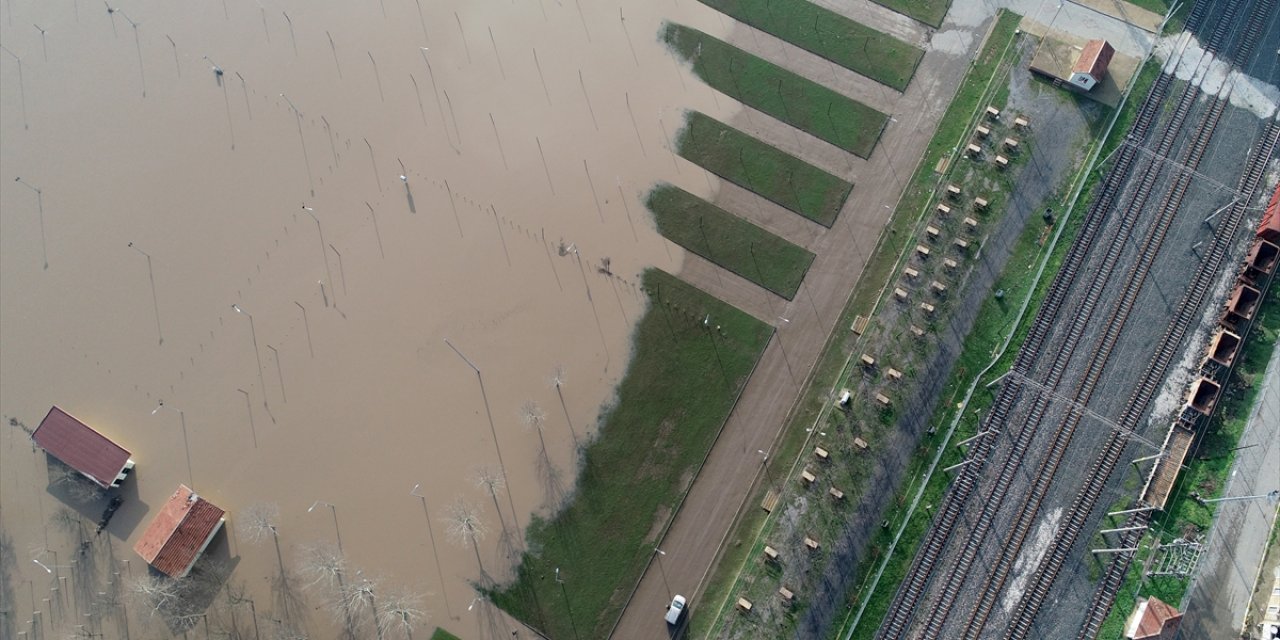Nehir taştı, tarım arazileri sular altında kaldı