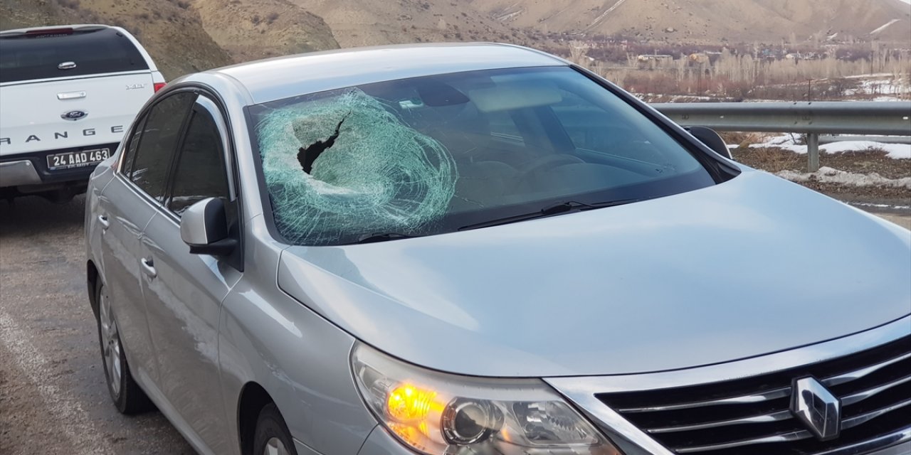 İnanılmaz olay! Otomobilin camından içeri düşen kaya parçası muhtarı ağır yaraladı