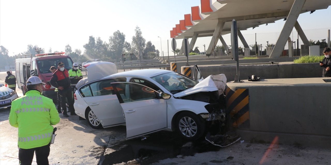 Otomobil gişenin beton bölümüne çarptı: 2 ölü, 2 yaralı