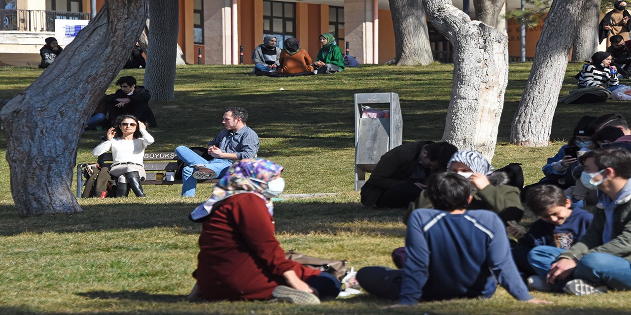 Konya'da bahar havası koronavirüs önlemlerini unutturdu