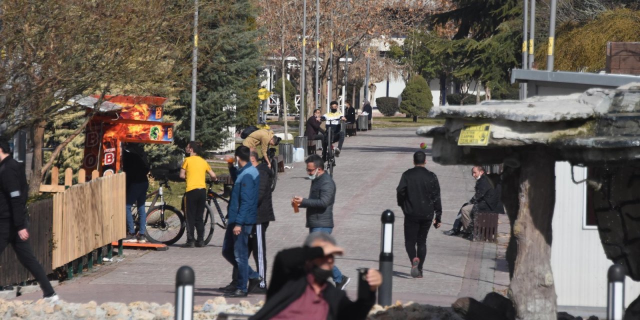 Şubatta 20 derece sıcaklığı gören Konya, kısıtlamada parkları doldurdu