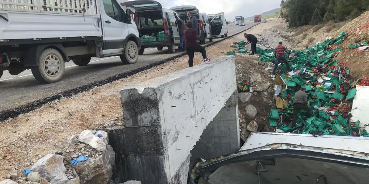 Konya'ya gelen tır devrildi, sürücü öldü! Etrafa saçılan tonlarca meyve ve sebzeyi toplamak için yarıştılar