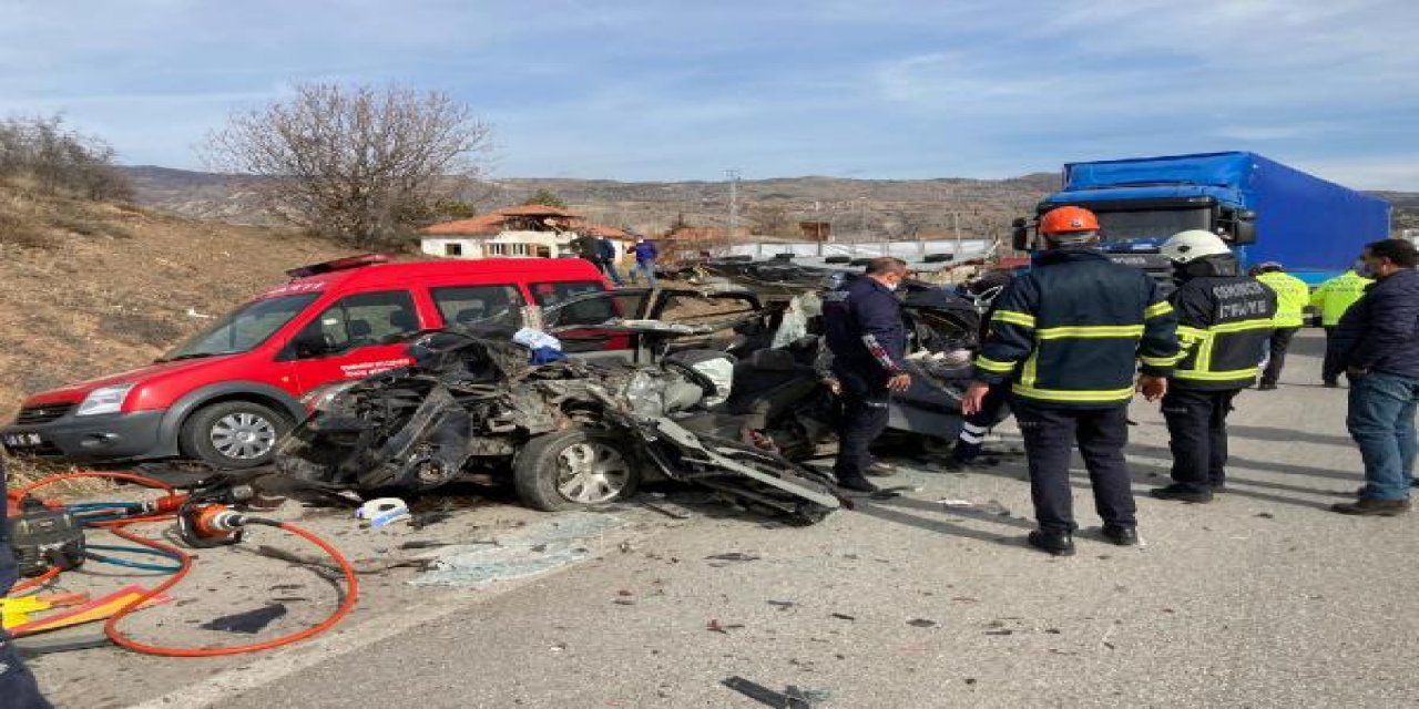 TIR'la çarpışan otomobil hurda haline geldi: 1 ölü, 2 yaralı