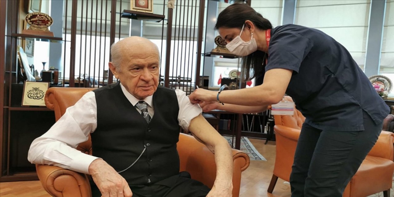 Devlet Bahçeli Kovid-19 aşısının ikinci dozunu yaptırdı