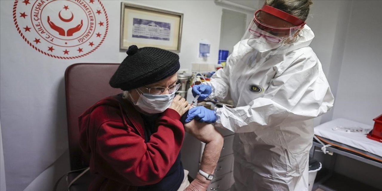 Sağlık çalışanları için ikinci, 70 yaş üstü için ilk doz aşı yapılıyor